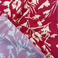 Nouvelle Tendance Tissu Satiné Léger 100% Polyester Imprimé Numérique Rouge Motif Floral pour Robes et Vêtements Lot en Stock