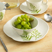 Service de table en céramique florale minimaliste élégant FENN pour 4 personnes, tasse et soucoupe irrégulières, assiette et bol en porcelaine avec bord ondulé