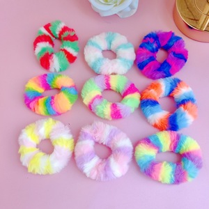 ยางรัดผมขนเฟอร์เทียมสีรุ้ง 7 ซม. ยางรัดผมนุ่มหลากสีสัน สำหรับเด็กผู้หญิง ตกแต่งผมในชีวิตประจำวัน - Product Image 1