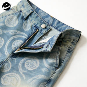 شورت جينز رجالي من XUCHANG بتصميم أصلي مخصص، طباعة ليزر عتيقة، حواف خام، 100% قطن جاكار - Product Image 3