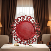 Assiette de présentation 13 pouces rouge à motif végétal peinte à la main, bord ouvert, en plastique durable, pour mariage