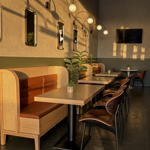Ensemble de meubles de restaurant en bois moderne avec structure métallique et dossier en rotin pour salle à manger - Product Image 2