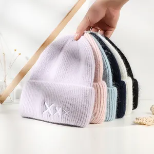 قبعة جديدة للشتاء للسيدات 2024 للبيع بالجملة من الشعر المحبوك عالي الجودة مخصص مطرز مخصص قبعة بيني للتزلج في الهواء الطلق