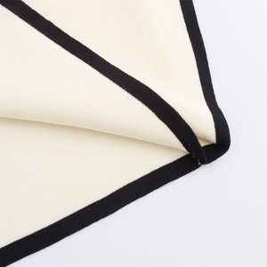 Robe mini en maille sans bretelles pour femme avec bordure contrastante - Robes moulantes asymétriques à nouer à la taille, tendance - Product Image 6