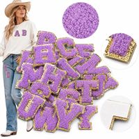 Parches bordados de chenilla con letras del alfabeto de la A a la Z, estilo universitario, color lavanda y dorado con purpurina, termoadhesivos y para coser, al por mayor