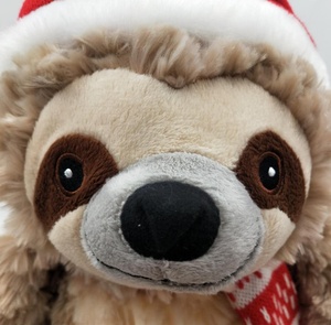 Regalos de Navidad personalizados de fábrica de alta calidad buen diseño de peluche suave lindo perezoso con sombrero y bufanda - Product Image 6