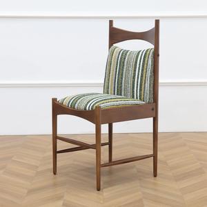 Chaise de salle à manger en bois massif de frêne style rétro, design vintage français, pour usage domestique ou hôtelier - Product Image 1