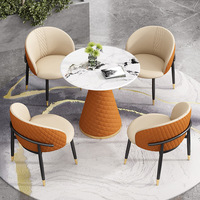 Luxuriöses Modernes Hotel-Esszimmer-Set Kratzfeste Gesinterte Steinplatte Metallbeine 4-Sitzer Ergonomische Gepolsterte Stühle