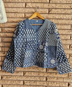 Veste en coton style bohème à col en V, veste patchwork, veste florale réversible, veste vintage faite à la main pour femmes, manteau d'hiver - Product Image 1