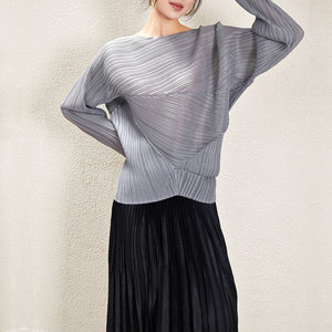 เสื้อยืดแขนยาวทรงแบทวิง ดีไซน์จีบแบบไม่สมมาตร สไตล์มิยาเกะ ผลิตจากวัสดุรักษ์โลก สำหรับผู้หญิง ขายส่ง เสื้อผ้าแฟชั่นลำลองใหม่ปี 2024 100% - Product Image 2