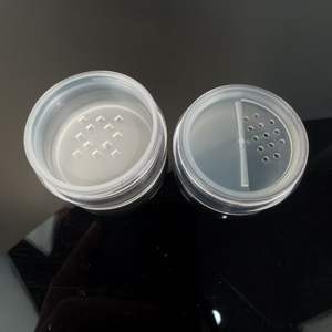Individuell Bedruckte 10g 20g Lose Puder-Dosen mit Drehbarem Siebdeckel und Schraubverschluss aus Kunststoff Schwarzer Puderpuff - Product Image 3