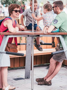 Juego de Barras Triangulares Integradas de Acero Inoxidable |   Mesa y Sillas Comerciales para Exteriores, Resistentes a la Intemperie, para Patios, Terrazas y Plazas - Product Image 4