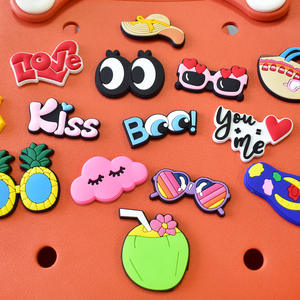 Nouveau mignon dessin animé PVC yeux accessoires décoratifs femmes lunettes EVA plage sac décorations baiser breloques pour Bogg sac en gros - Product Image 1