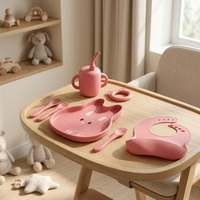 Ensemble repas bébé en silicone Lapin Rose : Assiette à ventouse, bol, bavoir, cuillère, fourchette, tasse à paille et anneau de dentition