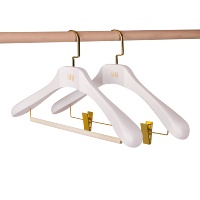 Cintres de luxe personnalisés en bois blanc pour costumes, vente en gros, cintres en bois massif pour vêtements, cintres personnalisés avec logo pour boutiques de vêtements