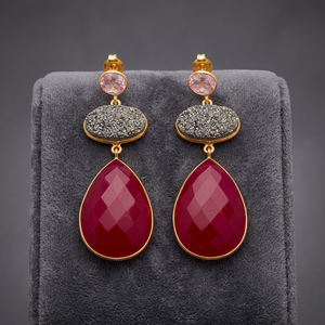 Nouveauté : Boucles d'oreilles pendantes tendance en quartz fuchsia, argent sterling et plaqué or 14 carats - Product Image 2