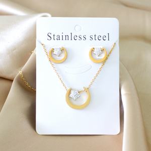 Ensemble de bijoux plaqué or avec pendentif nœud papillon en acier inoxydable orné de diamants et boucles d'oreilles, en vente - Product Image 6