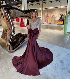 Maßgeschneidertes Burgunderrotes Satin-Abendkleid 2025 mit Eckigem Ausschnitt und Langen Ärmeln für Hochzeitsempfänge und Arabische Verlobungsfeiern - Product Image 1