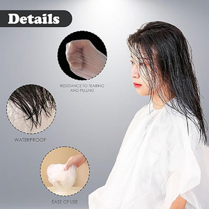 Peignoir de coiffure jetable en plastique PE imperméable pour la coupe, la permanente, la teinture, l'application d'huile et les soins en salon - Product Image 3