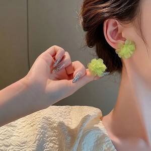Boucles d'oreilles romantiques en acrylique transparent avec pétales de fleurs pour femmes, clous d'oreilles floraux blancs et verts pour mariée - Product Image 4