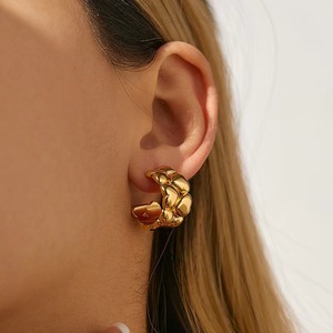 Boucles d'oreilles en forme de cœur entrelacé en acier inoxydable plaqué or 18 carats PVD pour femmes |   Design haut de gamme, luxueux et léger - Product Image 4