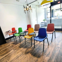 Chaise de bureau moderne en métal noir avec accoudoirs, idéale pour la réception, les espaces d'attente, les visiteurs, les employés, les petits bureaux à domicile