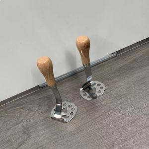 Écrase-pommes de terre en forme de patte de chat, en acier inoxydable, ustensile de cuisine pour la préparation des aliments pour bébés, avec manche en bois - Product Image 3