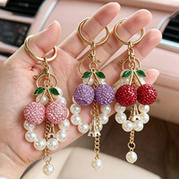 Porte-clés cerise scintillant mignon, ornement cerise en strass avec perle et breloque Tour Eiffel, accessoire de sac à main pour femme
