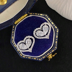Orecchini a forma di cuore per donna, gioielli minimalisti e dolci per tutti i giorni - Product Image 5