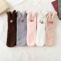 Chaussettes d'hiver pour femmes, douces, confortables et chaudes, en polyester, avec broderie de lapin rose, chaussettes courtes 3D mignonnes pour la maison, cadeau pour femmes