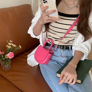 กระเป๋าสะพายข้างผู้หญิงแบบมินิ หูหิ้วแบบแม่เหล็ก สีพื้น ซัมเมอร์ 2022 สีขาว สีแดงกุหลาบ สีเขียวอ่อน - Product Image 4