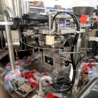 Machine de remplissage et de scellage automatique de sachets préformés en plastique/feuille métallique Doypack avec fermeture éclair pour aliments, noix, collations, haute productivité