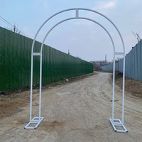 Columna de arco de hierro blanco para arreglos de salón de bodas al aire libre Decoración de puerta de cuerno floral Flores artificiales Escena de boda