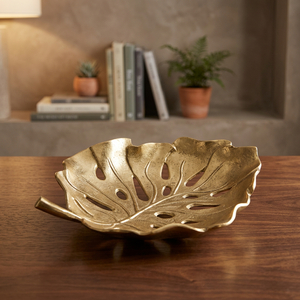 Assiette décorative en forme de feuille dorée, en métal poli, style glamour, motif végétal fait main, plat de fête - Product Image 5