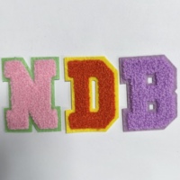 Patch brodé thermocollant personnalisé en chenille alphabet de haute qualité avec sequins pour vêtements, sacs et chapeaux – Vente en gros