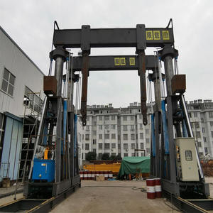 Grúa de pórtico hidráulica de servicio pesado de 70/45 toneladas con control remoto de motor Altura de elevación de 10m para equipos de elevación - Product Image 5