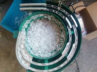 Vibratievoederbak voor balpenkappen met twee uitvoerbanen voor penassemblagemachine