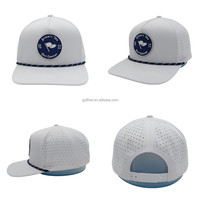 Casquettes de baseball blanches personnalisées à 5 panneaux avec logo en PVC caoutchouc, imperméables, découpées au laser, perforées, respirantes et avec cordon.