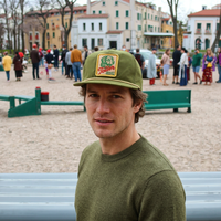 Casquette de sport respirante légère en nylon imperméable à séchage rapide à 5 panneaux avec visière incurvée