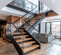 Escalier droit en acier moderne, escalier flottant intérieur avec marches en bois et garde-corps en verre pour maison haut de gamme