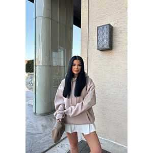 Sudadera con Capucha Beige de Alta Calidad para Mujer con Diseño Bordado en E, Material de Seda, Estampado Puff y Técnicas de Pedrería - Product Image 2