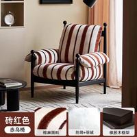 Fauteuil de salon rouge traditionnel français avec dossier design, structure en bois et revêtement en coton pour salon