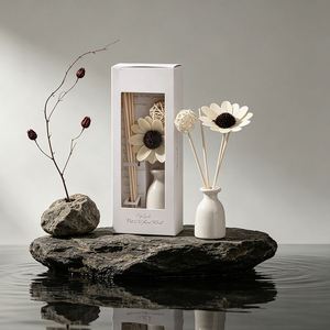 Difusor de Aroma con Varillas de Ratán y Botella de Cerámica, Fragancia sin Llama, Diseño de Flor Blanca - Product Image 1