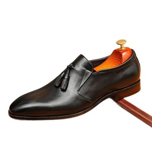 Chaussures Oxford formelles pour hommes, haut de gamme, fabriquées à la main, de conception italienne, élégantes, à bout pointu et gravées. - Product Image 2