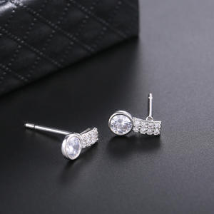 Orecchini a Perno in Argento 925 con Cristalli e Incastonatura a Castone di Strass, Design Minimalista per Uso Quotidiano, Gioielli Unisex - Product Image 5