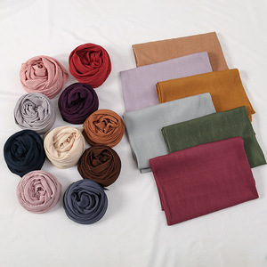 Chal de mujer de alta calidad Color sólido plisado Malasia bufanda <span class=keywords><strong>Jijab</strong></span> satén moda cálido cuadrado tipo musulmán pañuelo para la cabeza - Product Image 3