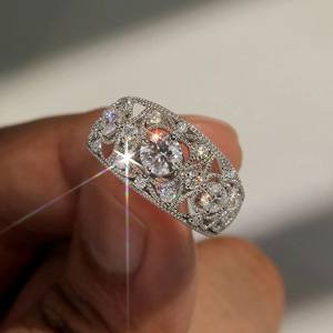 Anello Vintage di Lusso Traforato Stile Regina/Principessa per Donne, Elegante Gioiello da Dito alla Moda - Product Image 3