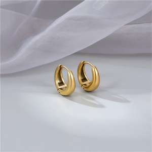 ต่างหูห่วงสแตนเลสสตีลแบบมินิมอล ชุบทอง 18k สำหรับผู้หญิง - Product Image 6