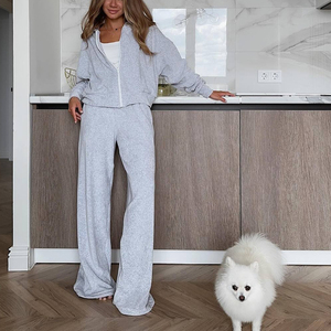 Ensemble de survêtement décontracté personnalisé avec logo, 2 pièces : pantalon de survêtement confortable et sweat à capuche court pour femme - Product Image 1