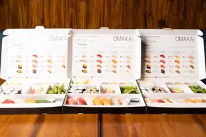 Desain terbaru Biodegradable Food Grade Eco Custom Logo Takeout kotak kemasan Sushi Takeaway kotak Sushi